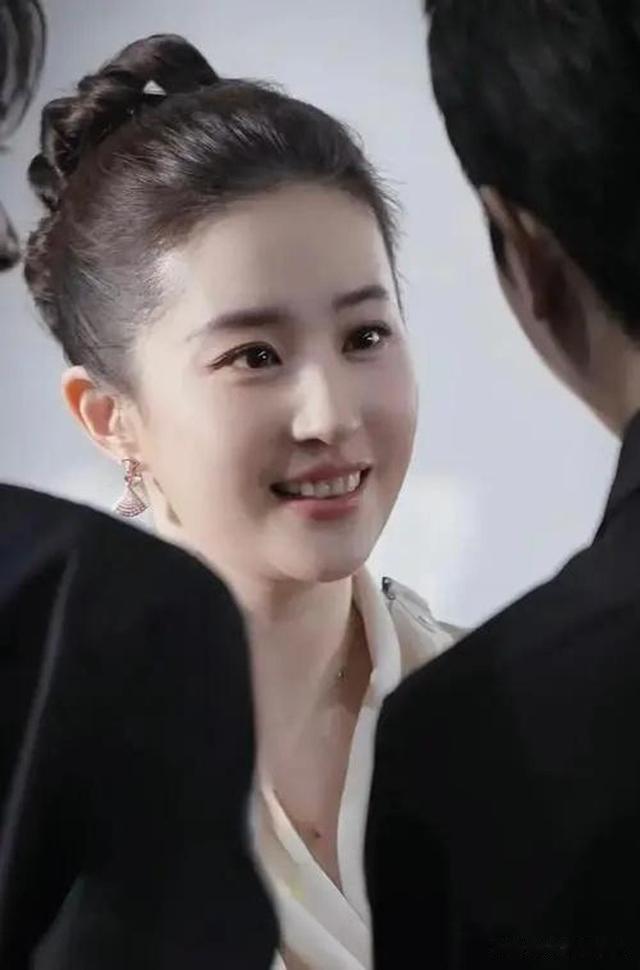 露脑门都美的8位女星,别人发际线遮遮掩掩,她们“大光明”更飒