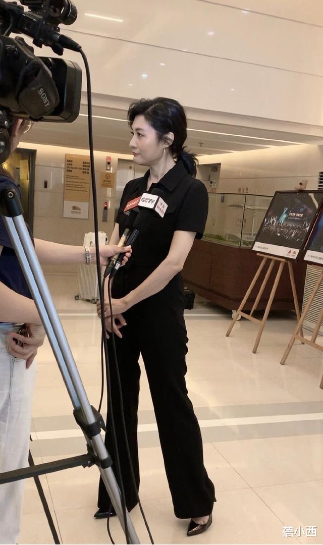 周涛终于换风格,穿黑色连体裤最少年轻20岁,扎起低马尾太减龄