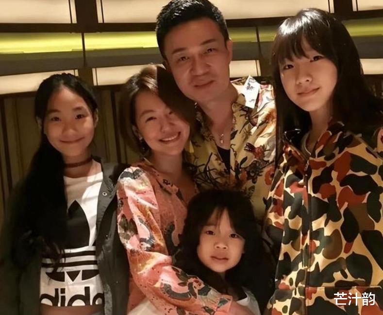 小S三女儿晒照庆生，穿粉上衣嘟嘴卖萌超可爱，被赞女大十八变