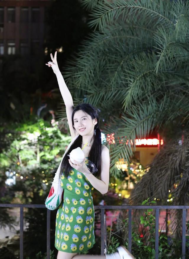 张慧雯双马尾好清秀