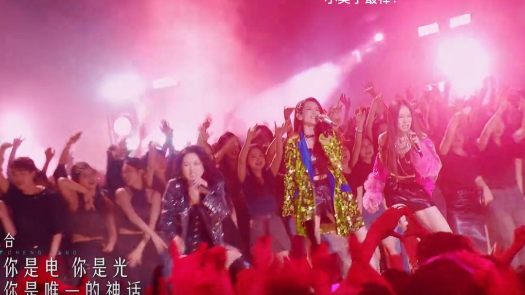 何洁现在为何一脸凶相？《乘风》舞台与戚薇站位微妙