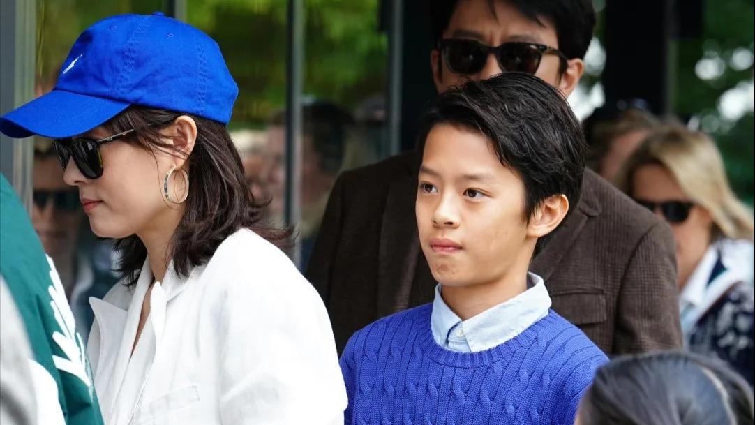 邓超孙俪一家四口看温网，娘娘换了发型好美！12岁等等气质出众