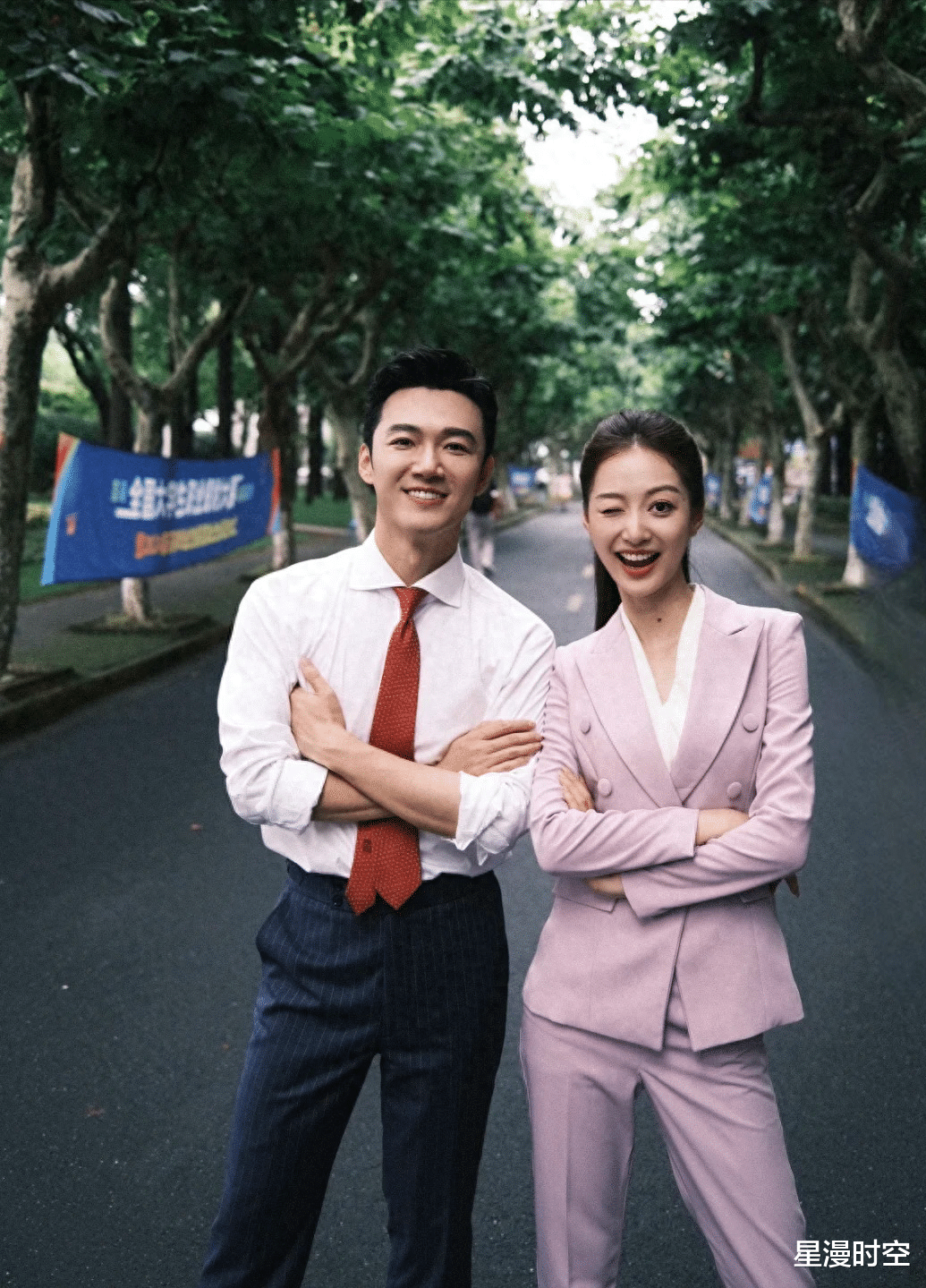 冯琳与央视主持人逛校园、录节目!穿浅紫西装,扎高马尾,美哭了