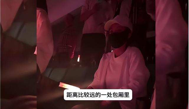 云朵现身师傅刀郞南京演唱会,发文称:永远热爱我最尊敬的老师