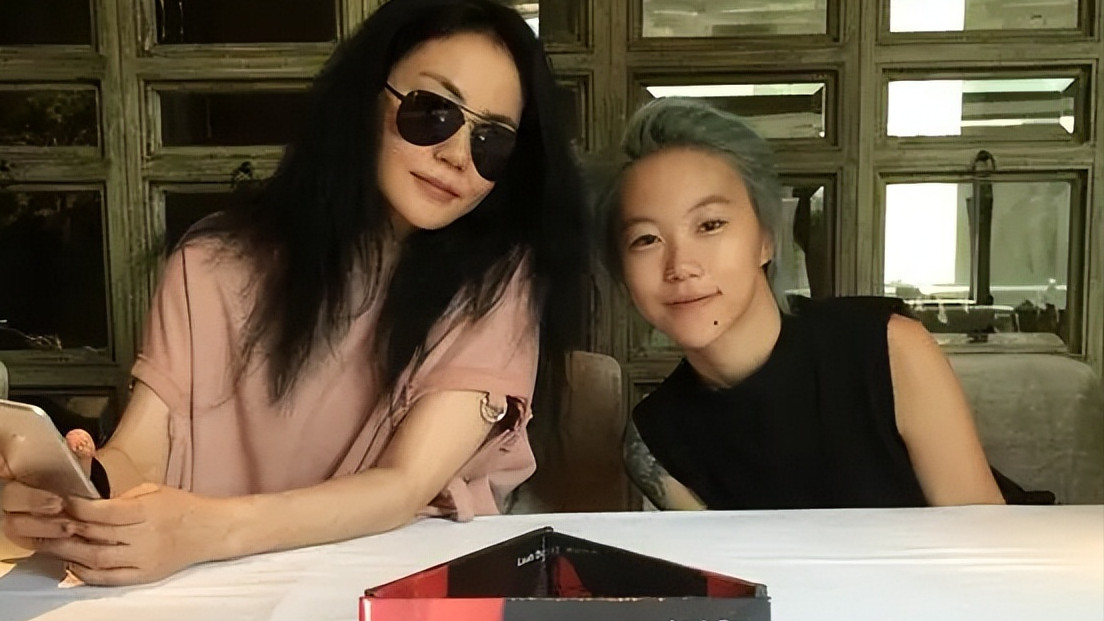 窦靖童：妈妈过的很好，但落魄的父亲，却是我每天的牵挂！