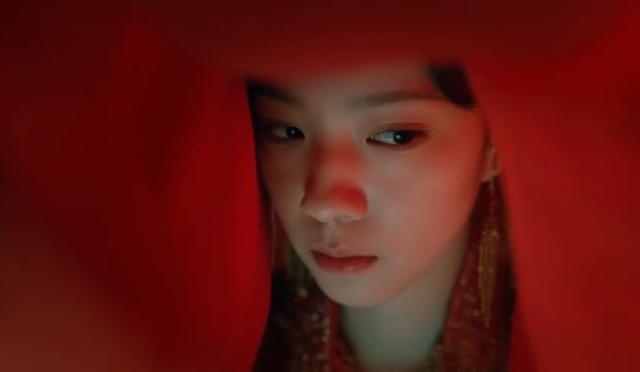 一脸“丫鬟”模样,却非要演“第一美人”,全程翻白眼,看着难受