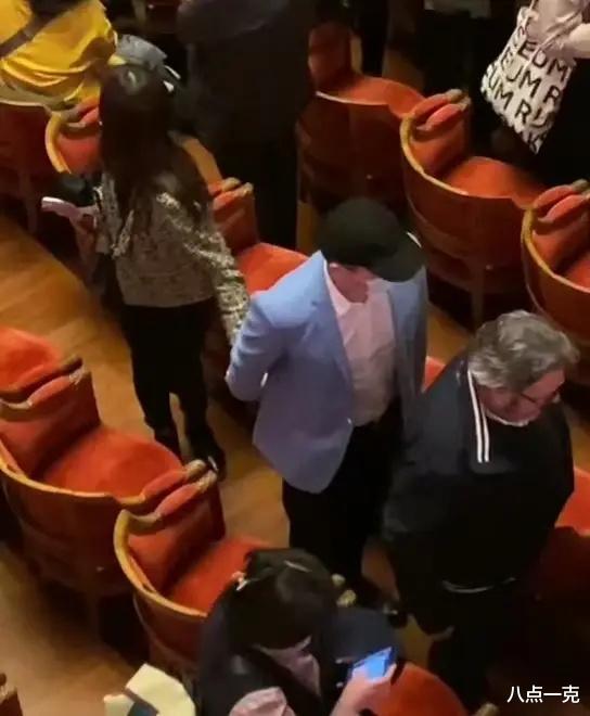 刘强东章泽天同看演奏会,夫妻牵手超甜蜜,章泽天重现“望夫眼”