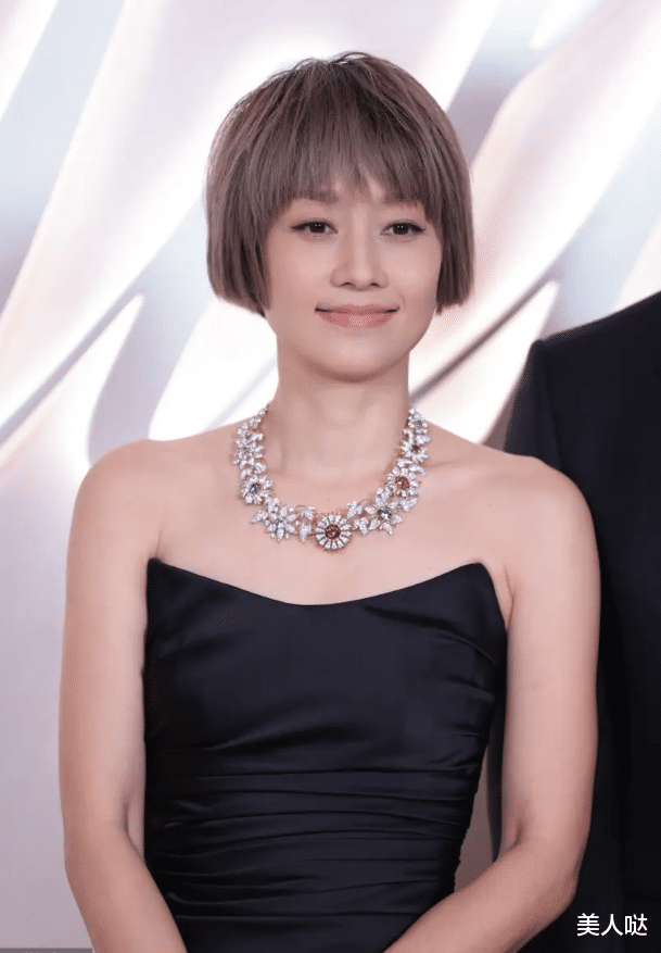 马伊琍终于换发型,“一刀切”配抹胸裙,奔五年纪轻松嫩回25岁