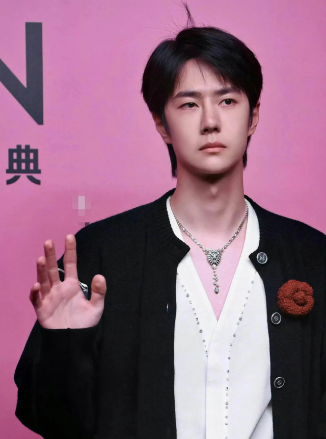 狗仔曝男顶流与女友密会方式太夸张,网友:直接报王一博名字得了