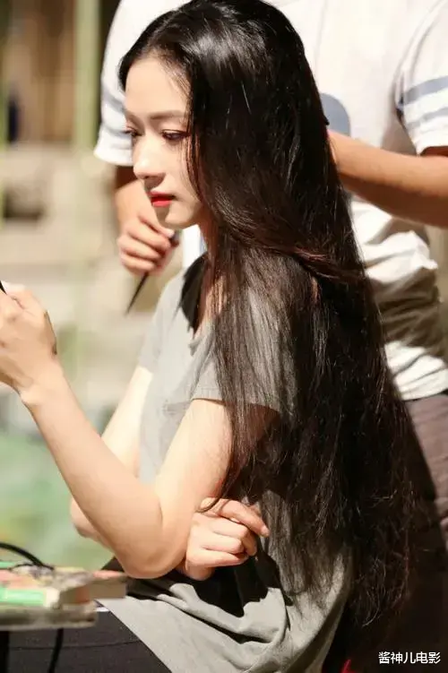 万茜好刚一女的!老公前脚被爆出轨!她后脚就把头发染绿了!真猛