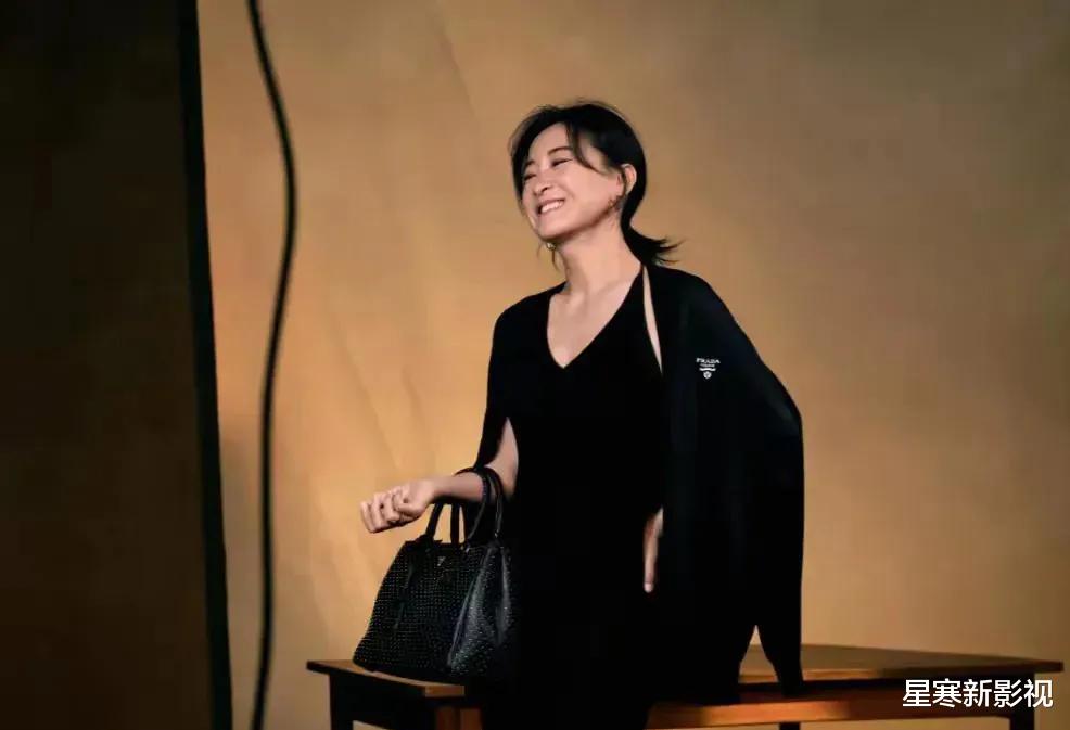 贾玲亮相巴黎,黑色礼服尽显好身材,或将强势开启事业新篇章