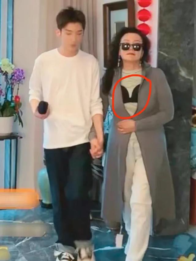 张兰情绪失控!直播模仿大S,暗示3胎,16年的小孙子引发争议