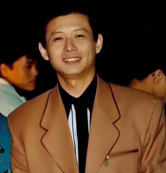 他是“央视败类”，抛弃妻子和董卿同居6年，14岁知道叔叔是亲爸