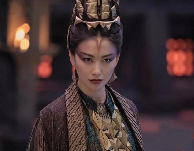 同演比比东,当“巫婆”妆朱珠撞上女王范李小冉,差距竟然这么大