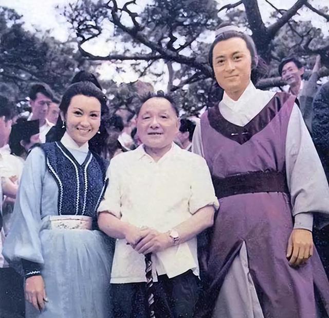 79年邓小平登黄山偶遇摄制组,欣然与女星合影,事实证明此举高明
