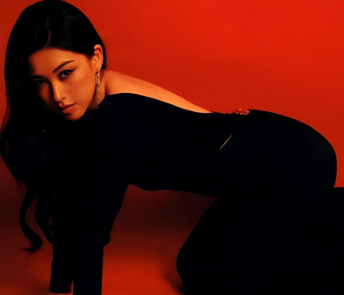 朱珠三口之家曝光!名画挂满墙,女儿玩具却堆满地,乱但很真实