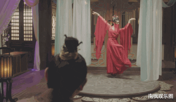 《国色芳华》:出场就把男主看呆,这才是古装“头牌”该有的颜值