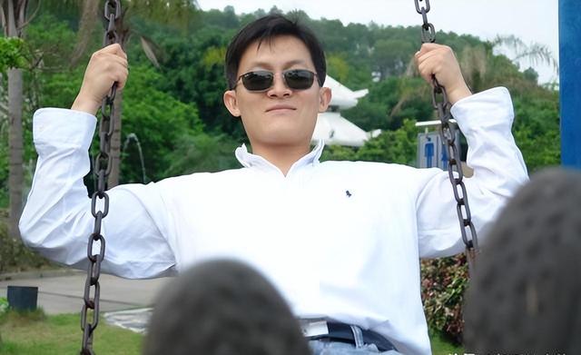 出名的老婆奴,拍戏不计片酬,硬把老婆带身边,45岁老成这样!