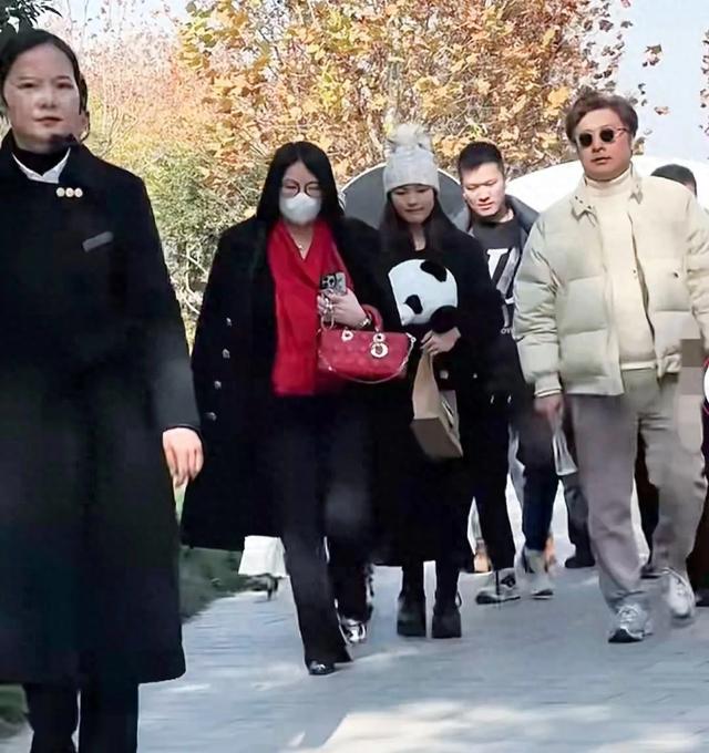 李湘带王诗龄回老家岳阳，冬天穿高跟单鞋，富贵逼人，王诗龄好看