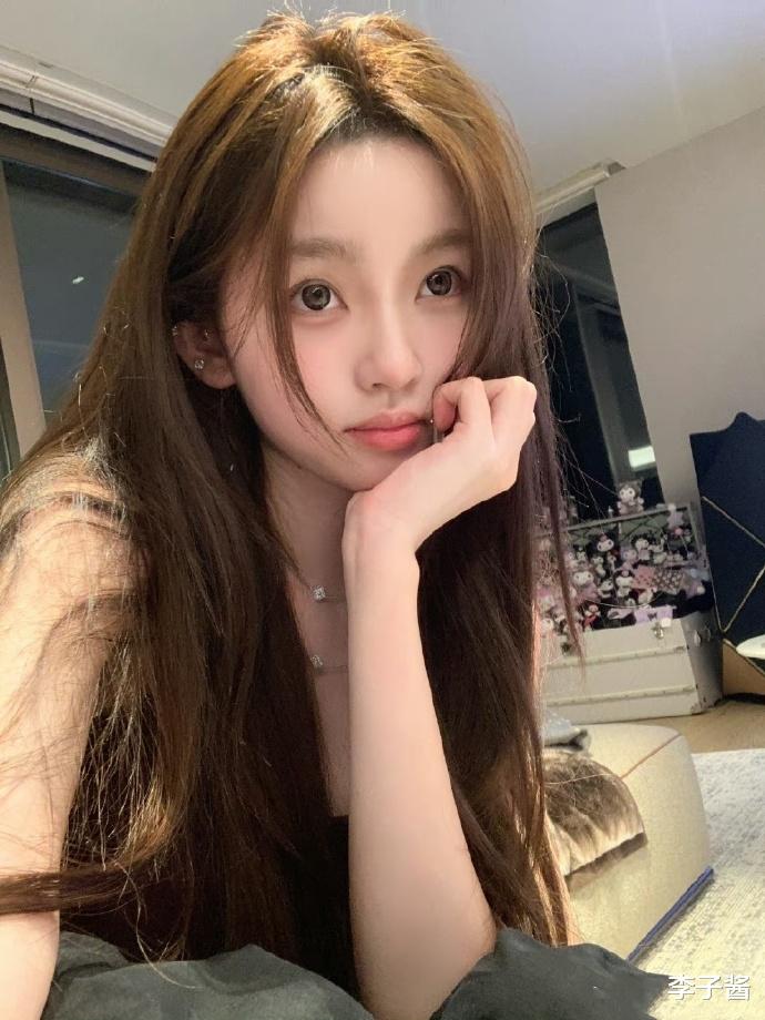 王思聪去奈良喂鹿,不顾新女友专心喂鹿,新女友懒懒只顾拍照留念