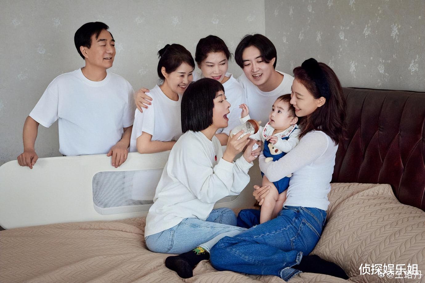 王珞丹元宵节罕见公开全家福,父母姐姐全出镜,一家七口超有爱