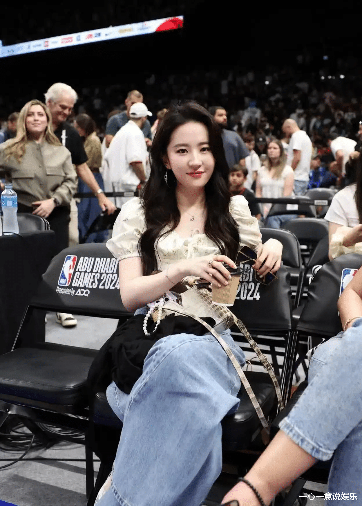 刘亦菲晒NBA观赛美照,明媚动人美得不可方物,茜茜又成全场焦点