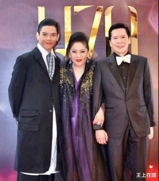 厉害的爸，强势的妈，漂亮的老婆儿女双全，向佐：我是一个废人