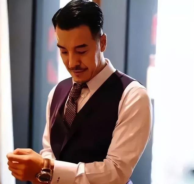 海一天:不靠当领导的父亲,46岁才走红,娶二婚妻子待继子如亲生