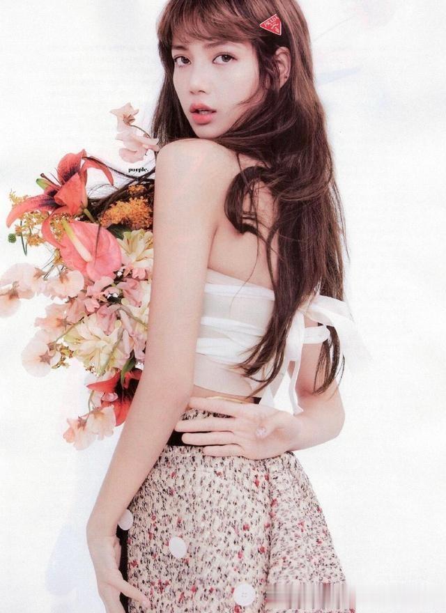 Lisa泰国见面会围了根麻花在身上,她笑的真像泰女!Lisa成土妞