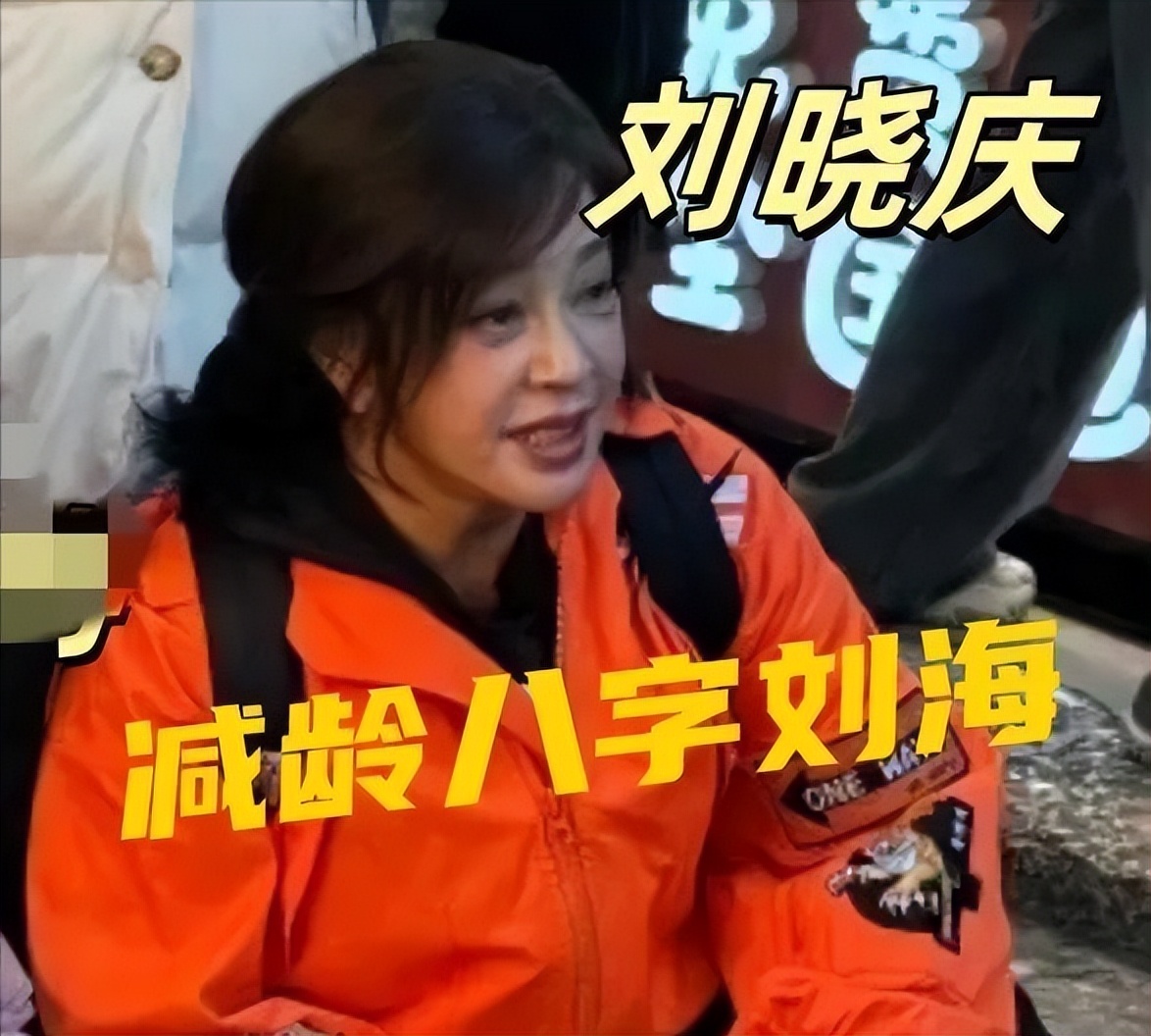 74岁刘晓庆扮大学生,与向太合影蹲前面,颜值被48岁李小冉碾压!