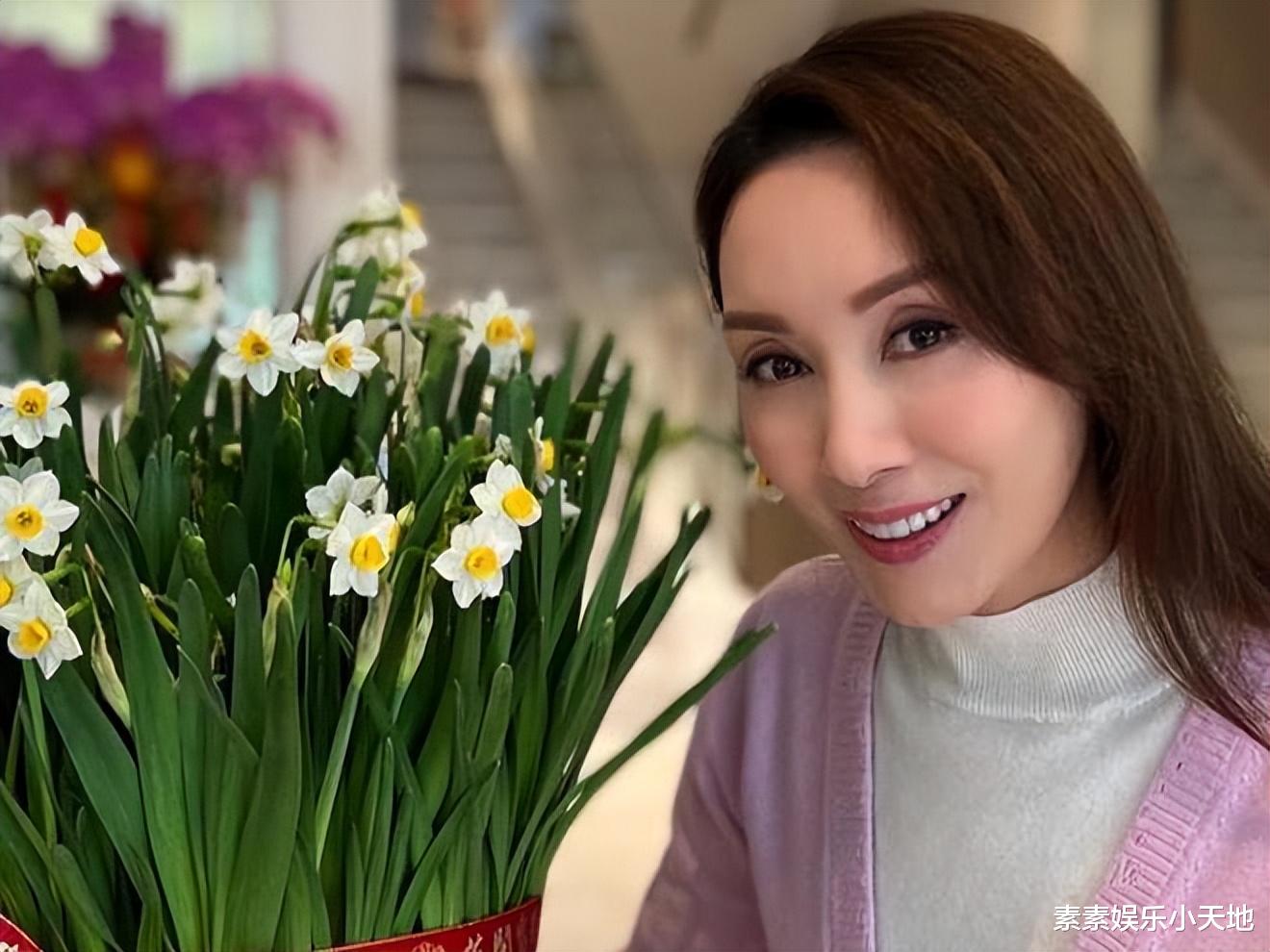 熊黛林和婆家人旅游,百亿婆婆同框出镜,大姑姐郭可盈很漂亮