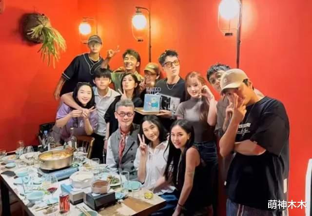 离谱!24岁女偶像参加涉毒男星生日聚会,直接坐在桌边陪着赌博