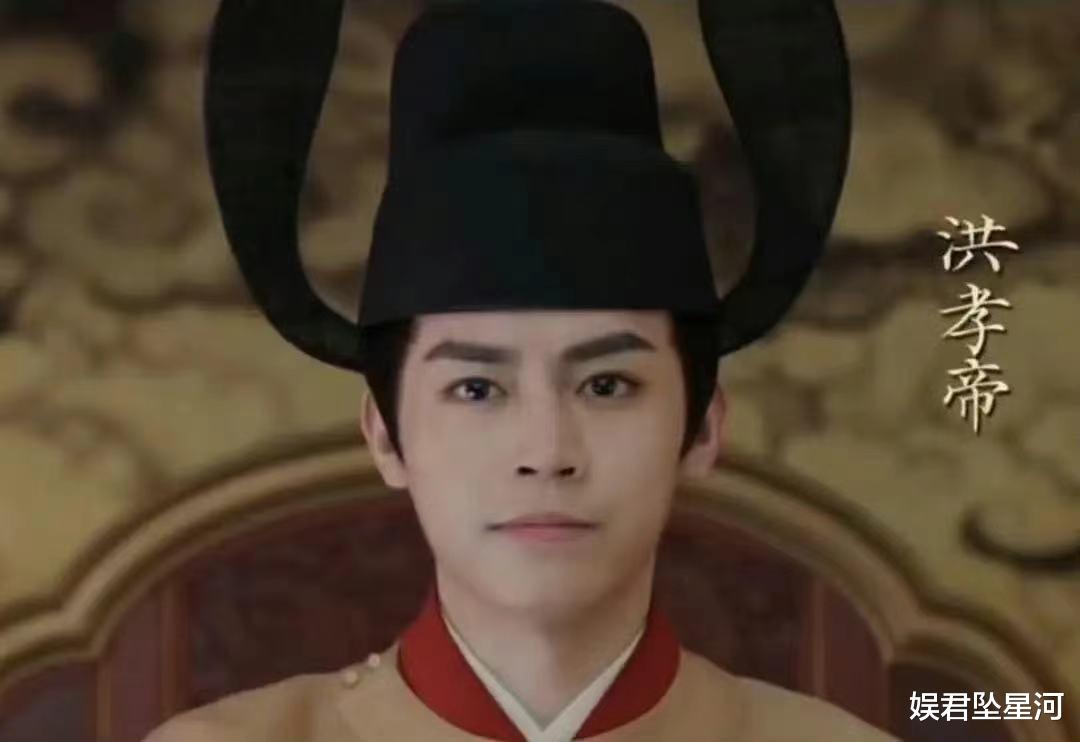 演完《一念关山》演《墨雨云间》,他成了皇帝专业户,换个帽子差点没认出