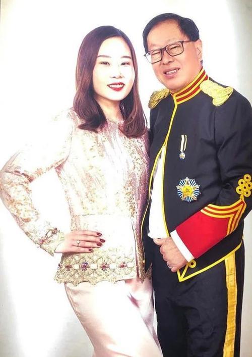 75岁富豪又成父亲！小42岁歌手娇妻4年拼3胎，腹部隆起有孕味