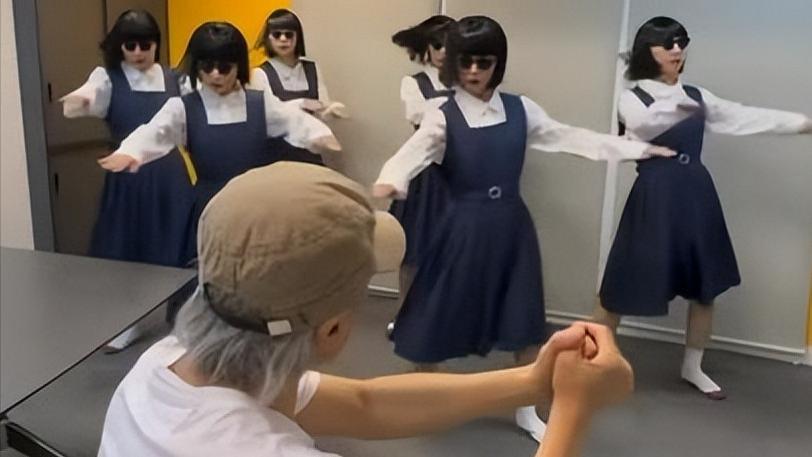 周星驰62岁生日，林允发文祝福并晒照，日本知名舞团为其庆生