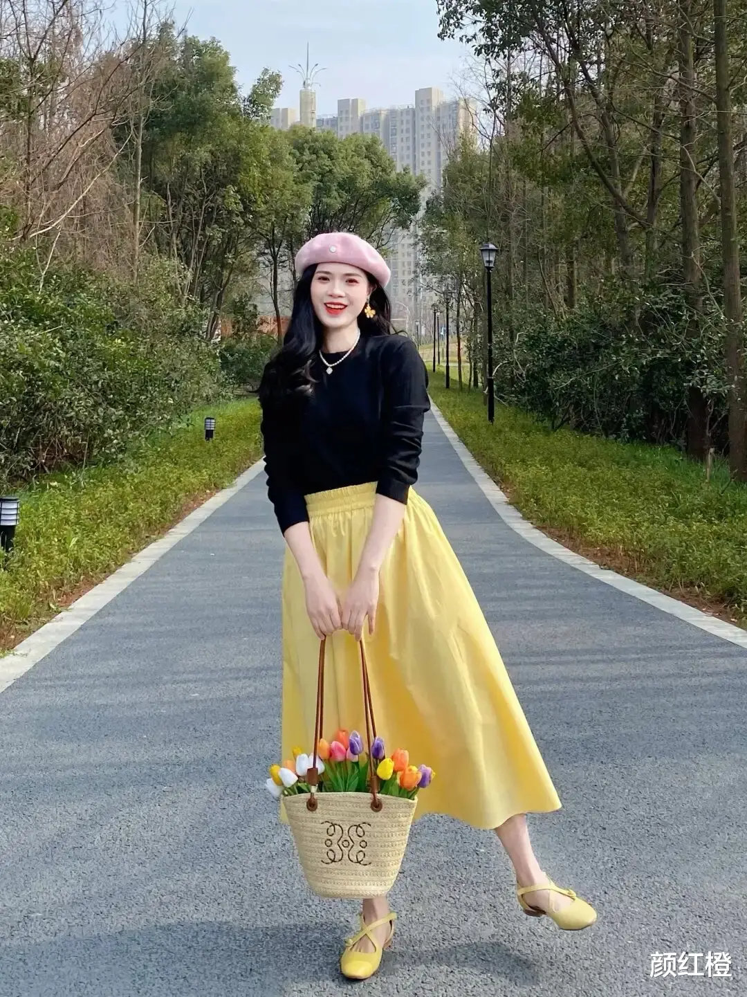40岁女人早春职场穿搭，“西服衬衫+裙装长裤”时髦干练，显年轻