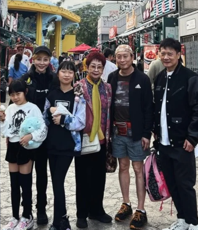 汤盈盈与妈妈哥哥共用一张脸!好多汤盈盈