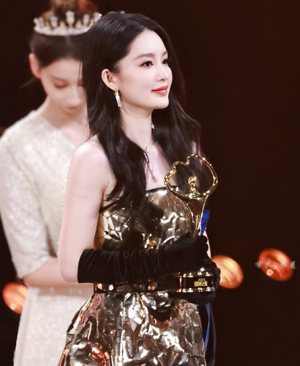 微博之夜区别对待!李沁座位边缘化愤然离场,连获奖感言都不让说