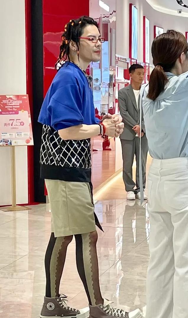 向佐彻底抛弃男人形象，扎着小辫宛如小姑娘，真怀疑他家破产了！