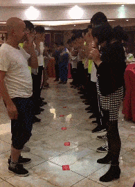 郑恺苗苗两家人吃团圆饭，三胎女宝宝出镜，老大老二正脸都像郑恺