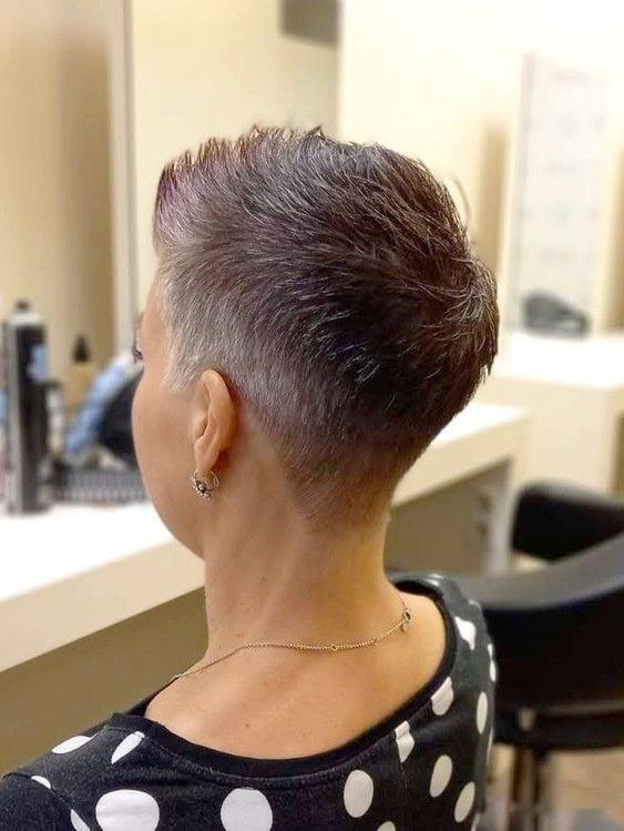 女人过了55岁,一定要试试推边短发,利落时尚显自信