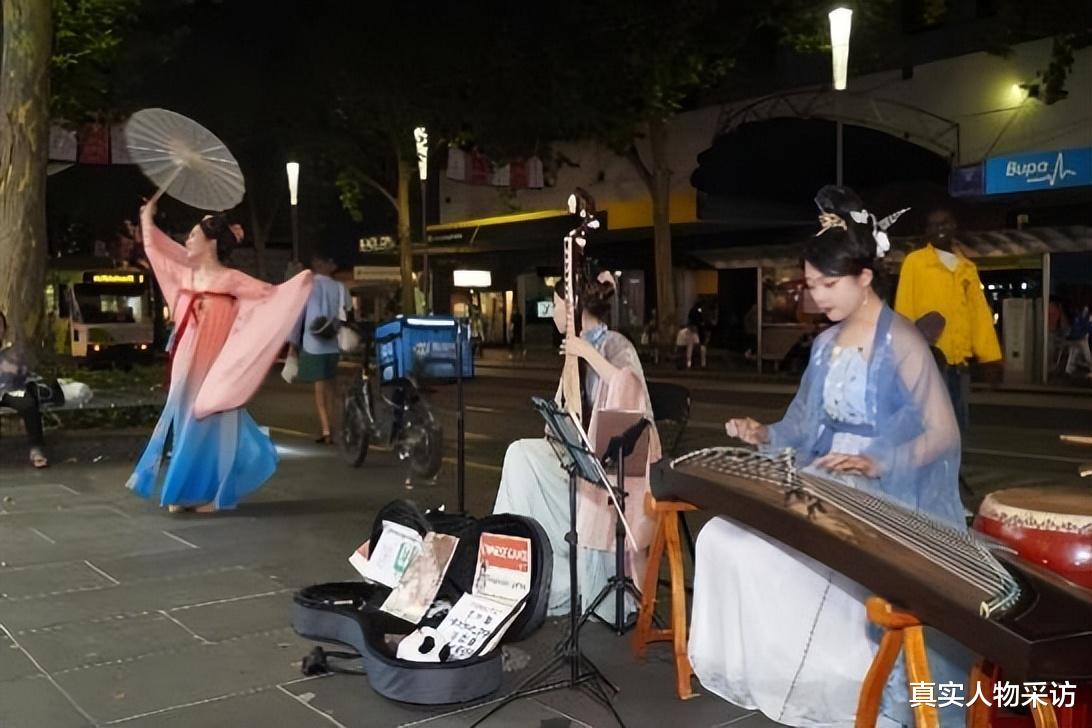 我东北妹子，带5000元到澳洲留学，为赚钱到街头表演，如今赚大了