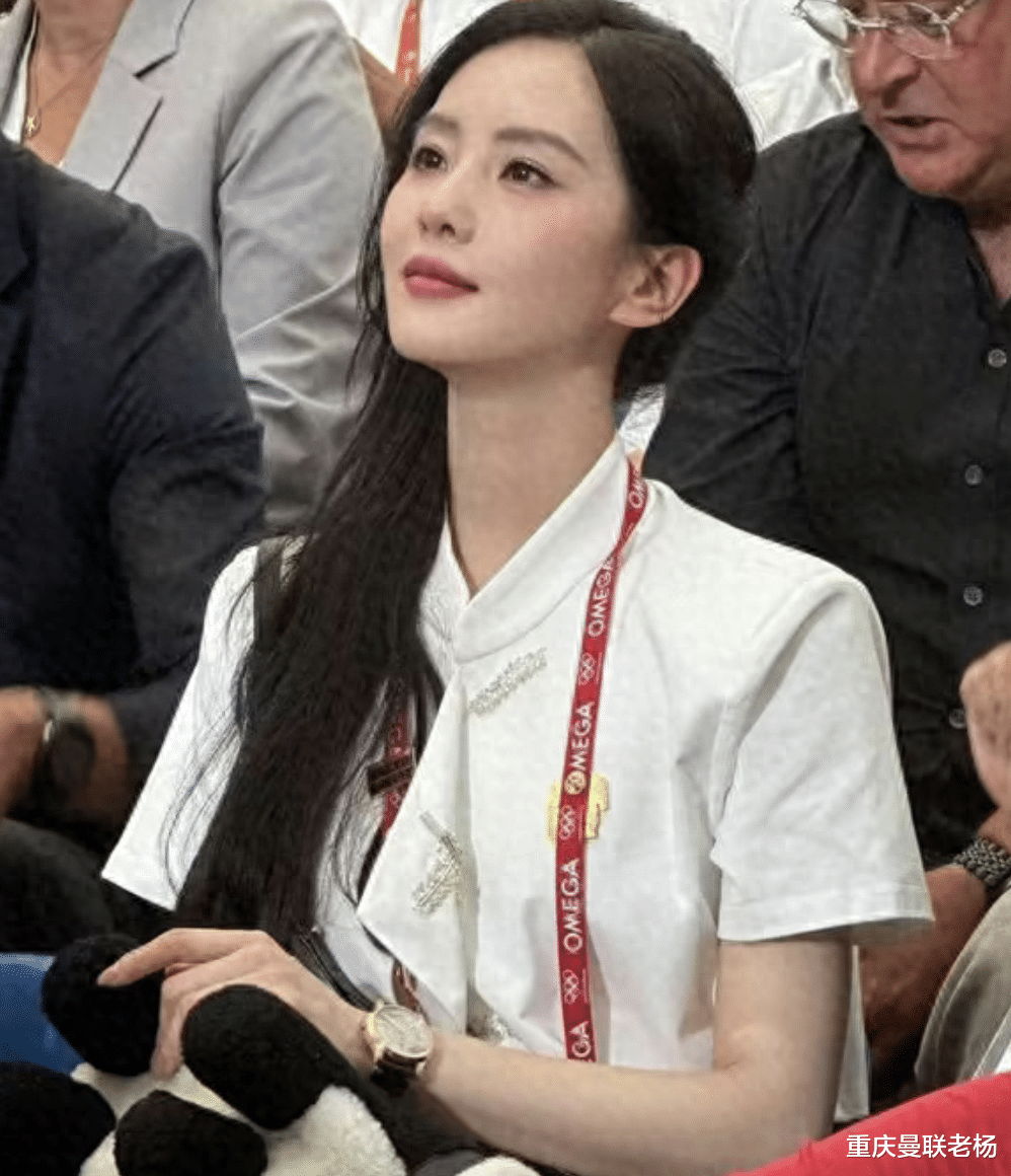 刘诗诗巴黎奥运一袭白衣,尽显古典韵味、东方美人,羡慕吴奇隆