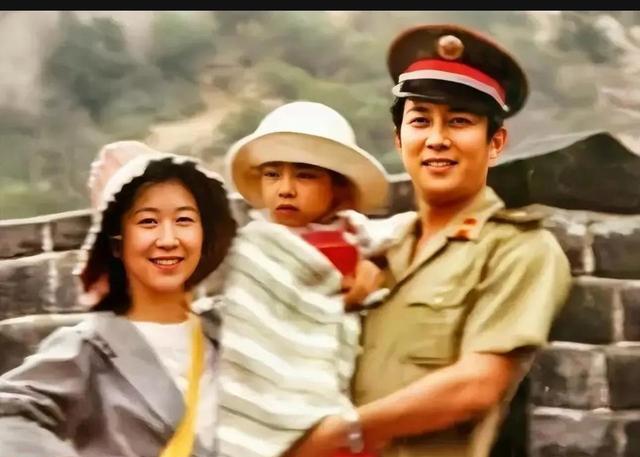 72岁唐国强近照:嘴巴紧闭身材走样,脸部黝黑,老到认不出