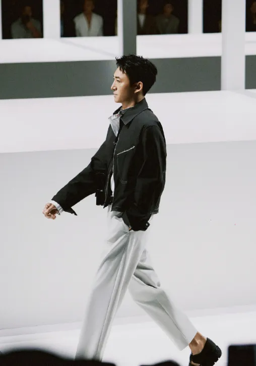 王阳3岁女儿走秀首秀,满头卷发似洋娃娃,网友:比你老爸走的好