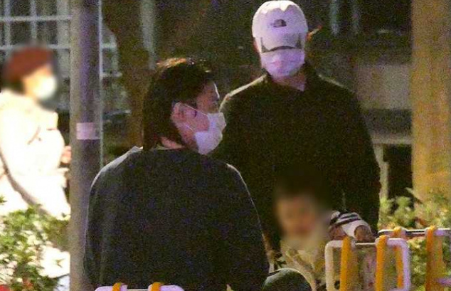 唐禹哲苏小轩带2岁小孩出门,疑二度未婚先孕,女方已熟练带娃