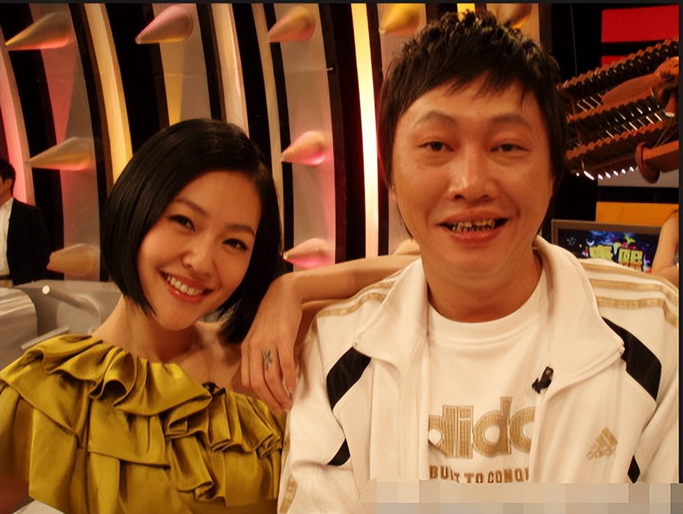 56岁赵正平官宣再婚，千万财产全给小22岁空姐，获岳父岳母祝福