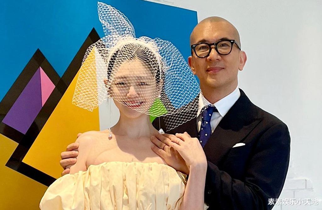 汪小菲Mandy海边看夕阳,夫妻十指紧扣,还穿着一对情侣鞋