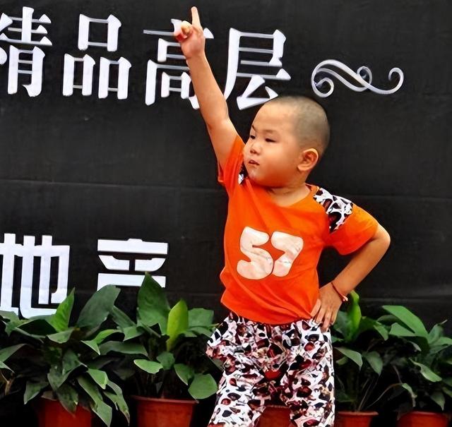 |5岁上春晚走红，年入百万开始厌学，如今13岁的张峻豪却过成这样