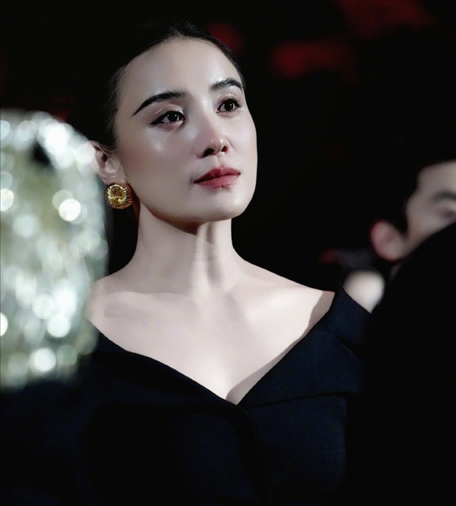 北京这一天，妖艳四射的佟丽娅和张萌，都不及全“裹”出镜的宋佳